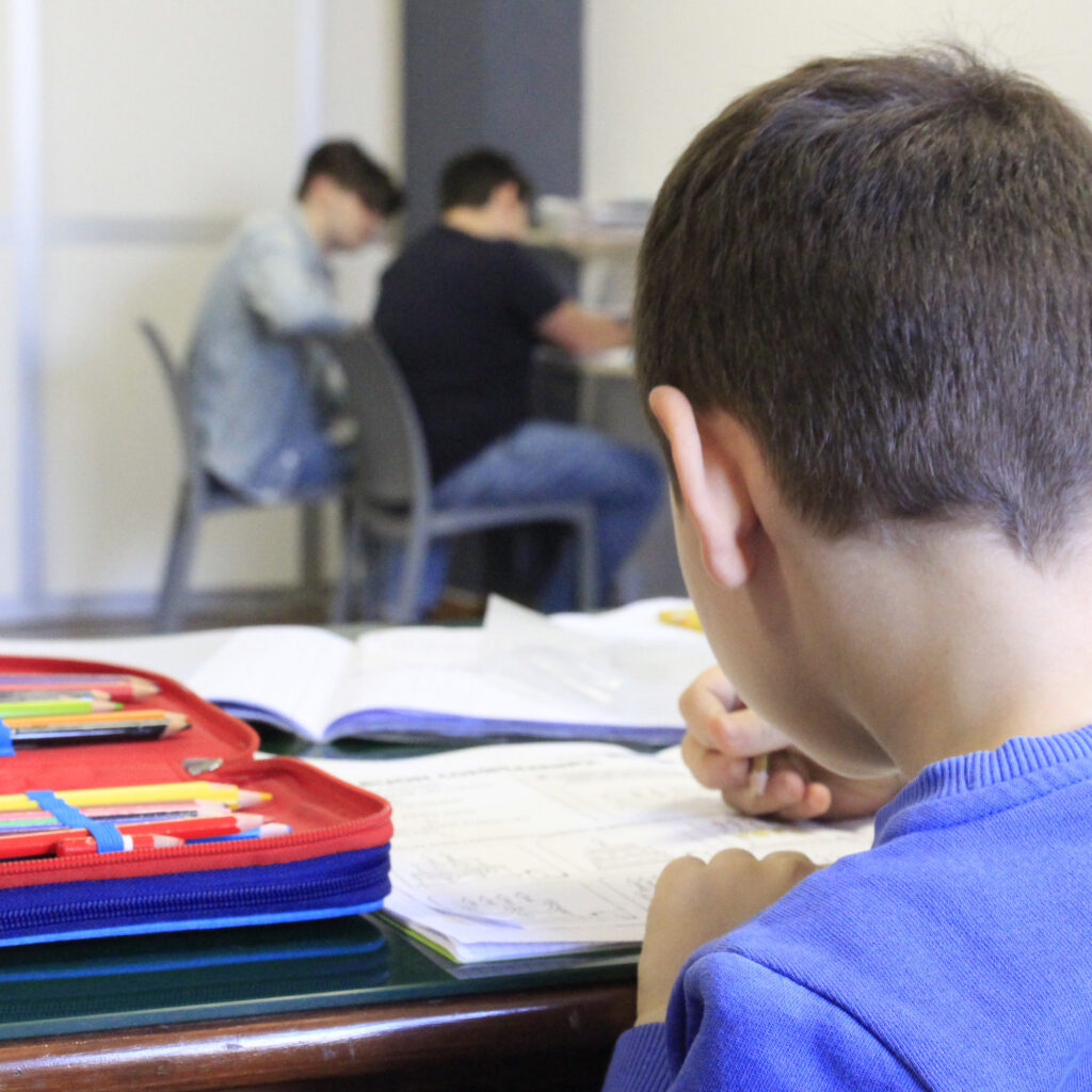 Bambini delle elementari fanno i compiti al doposcuola di Trapani
