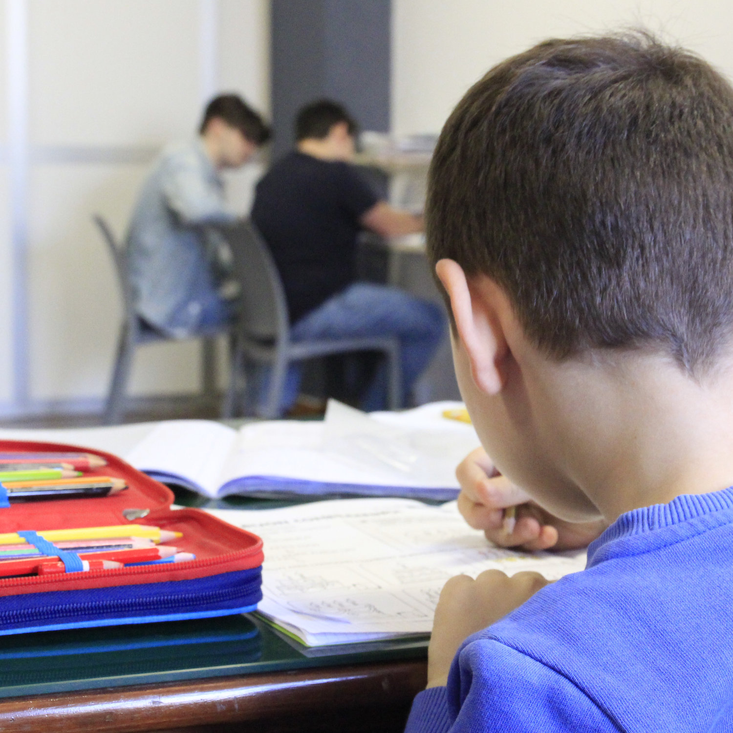 Bambini delle elementari fanno i compiti al doposcuola di Trapani